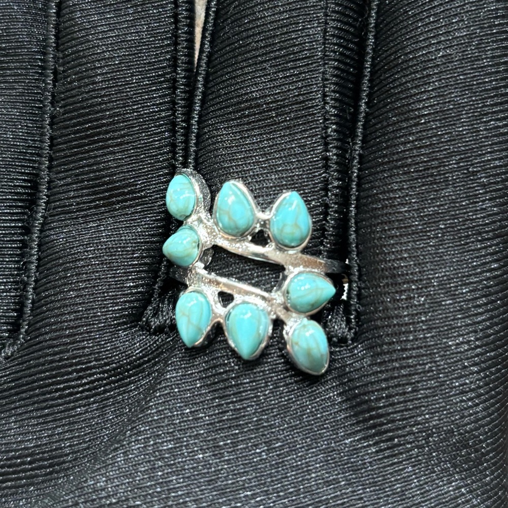 💥2/$24 or 3/$30💥 unique boho style silver and turquoise fashion ring. NWT. Sz 9 - Picture 8 of 8